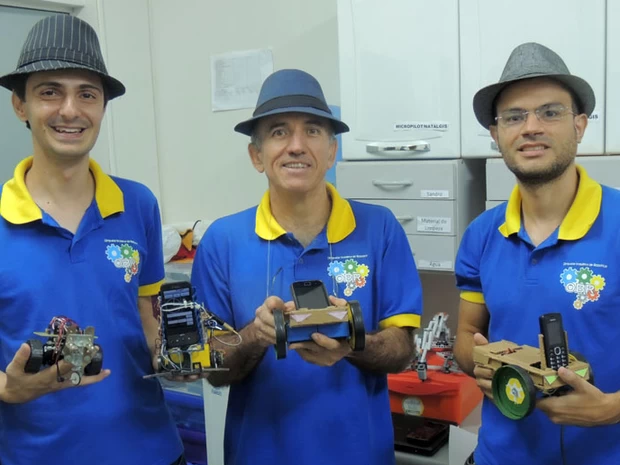 Professores Rafael Vidal Aroca, Luiz Marcos Garcia Gonçalves e Aquiles Burlamaqui com versões do N-Bot